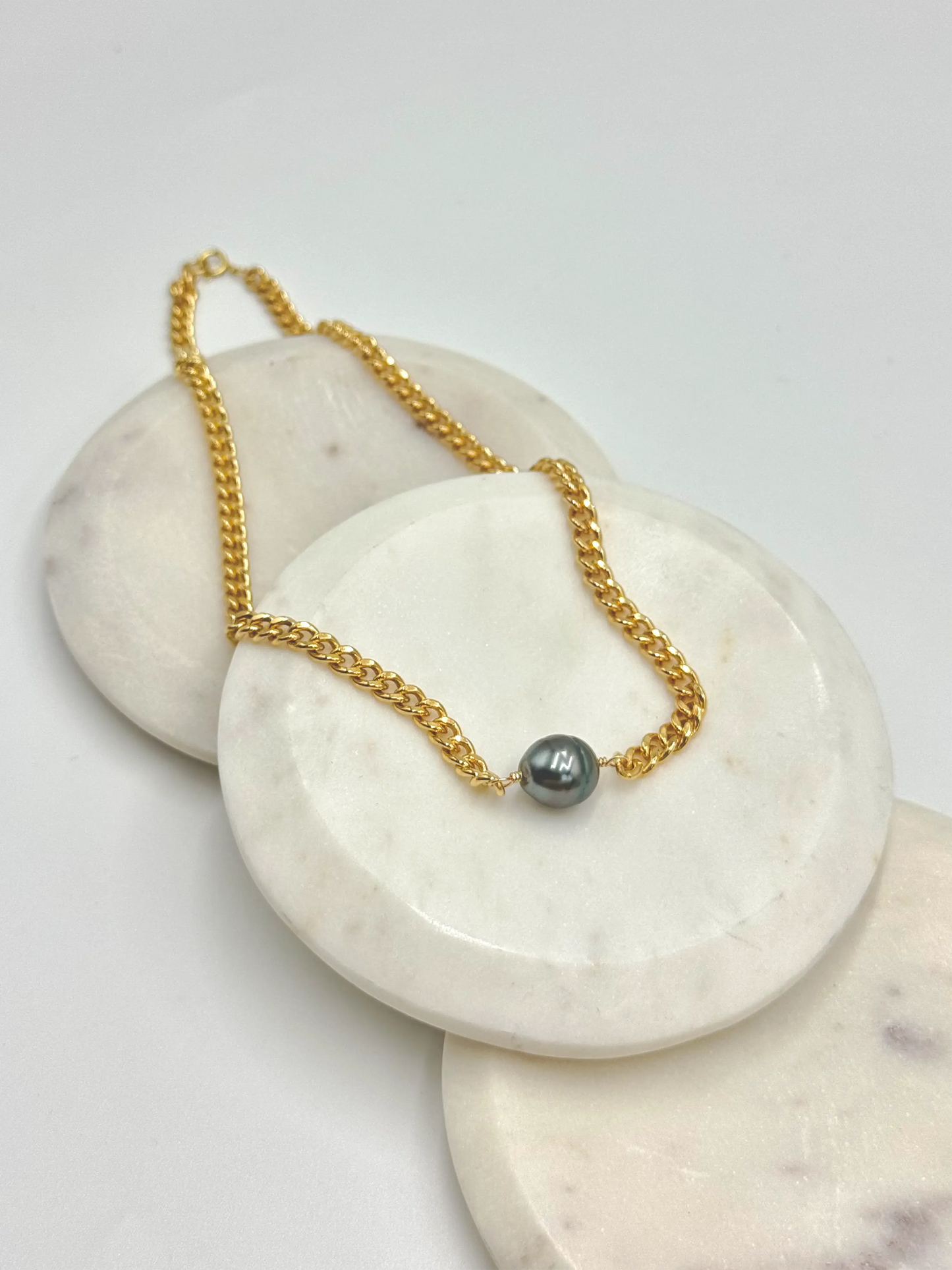 Bold 14Kt chain choker with large black Tahitian pearl