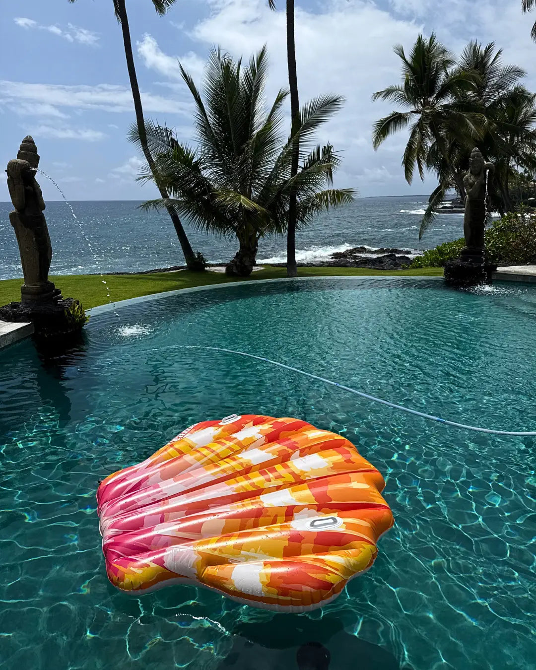 THE LUXURY LOUNGER