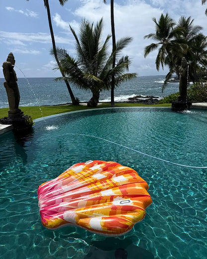 THE LUXURY LOUNGER
